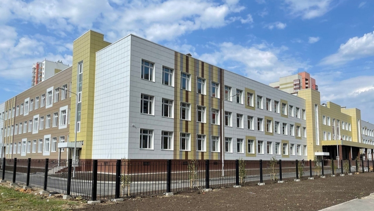 570 окон PLAFEN для школы  в Челябинске